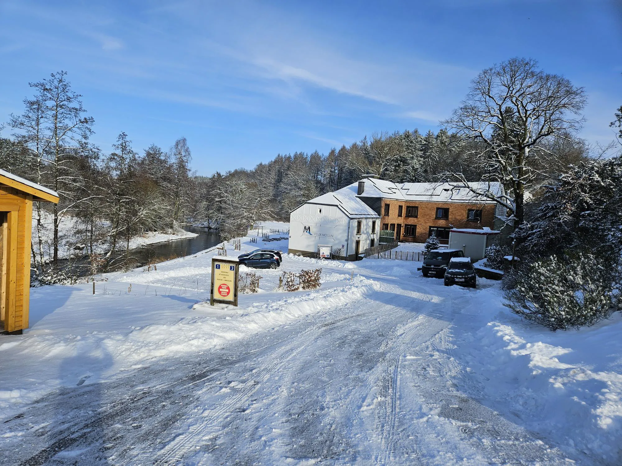 Vue de l'entré du Vieux Moulin par temps neigeux.